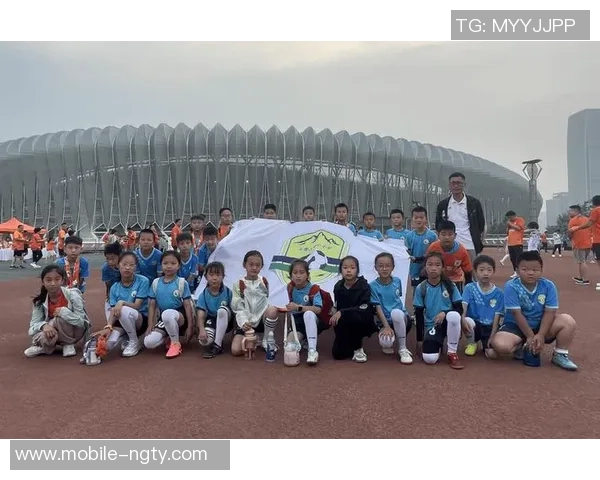 迎新小学足球队激情四溢新赛季开启小小球员展现青春风采与团队精神